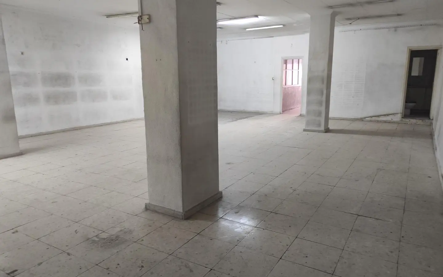 Commercial Unit 140 M² In Alicante, Spain