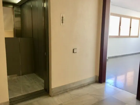 1-bedroom Office In Elche, Spain (40 M²)