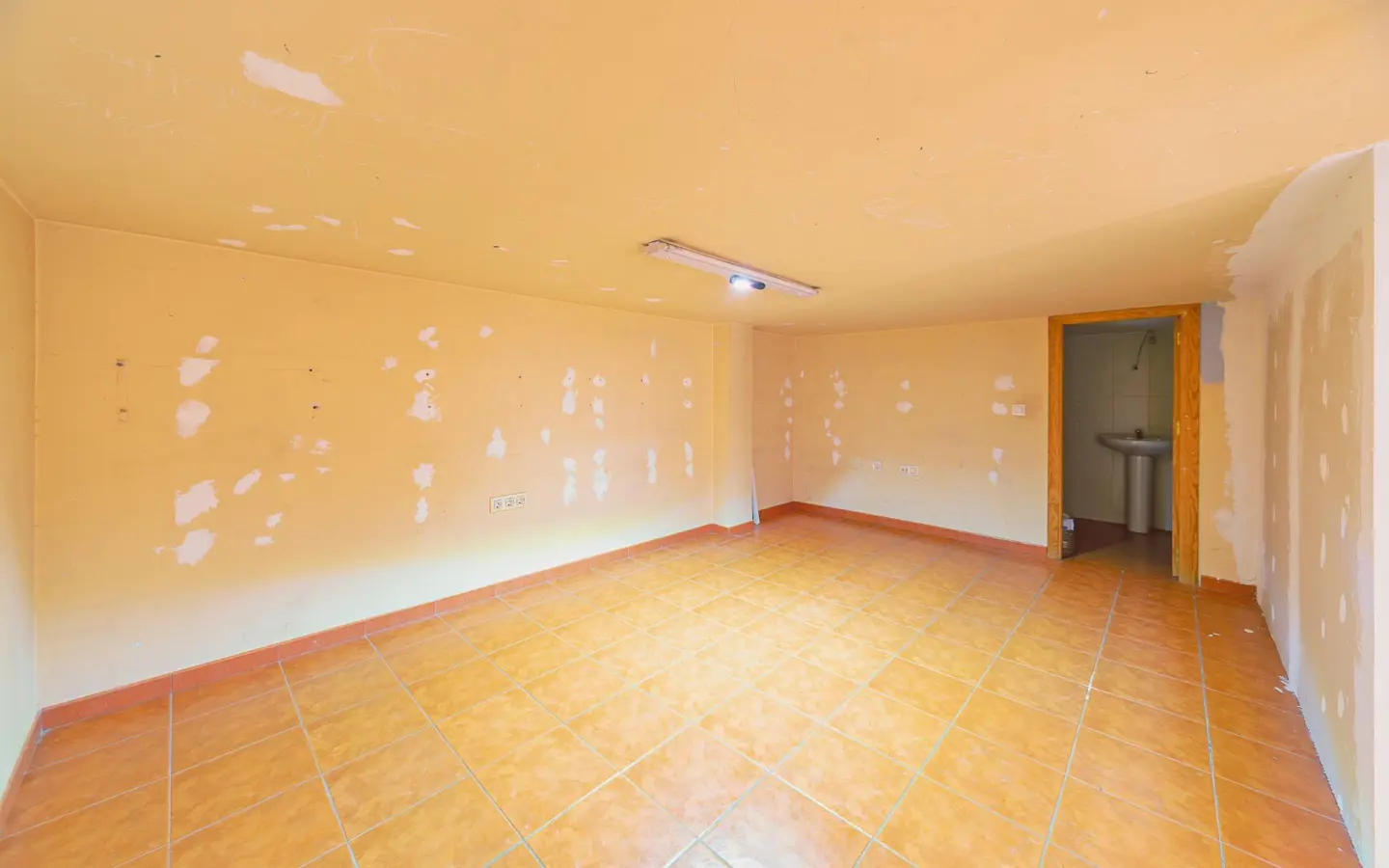 Commercial Unit In Mula, Spain (130 M²)