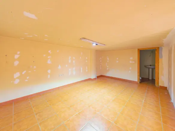 Commercial Unit In Mula, Spain (130 M²)
