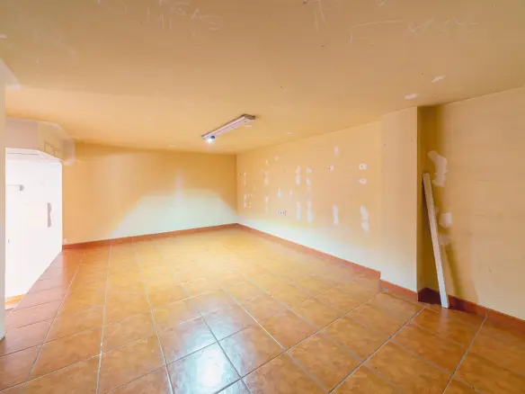 Commercial Unit In Mula, Spain (130 M²)