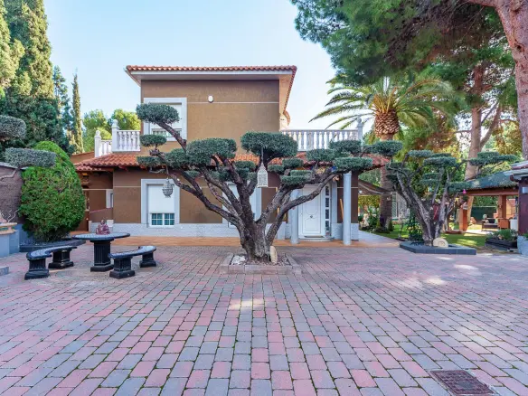 5-bedroom Villa In Elda, Spain (666 M²)