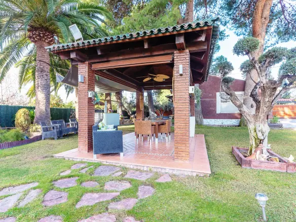 5-bedroom Villa In Elda, Spain (666 M²)