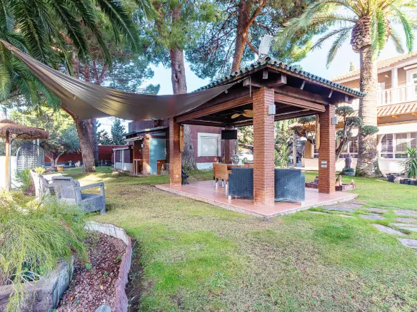 5-bedroom Villa In Elda, Spain (666 M²)