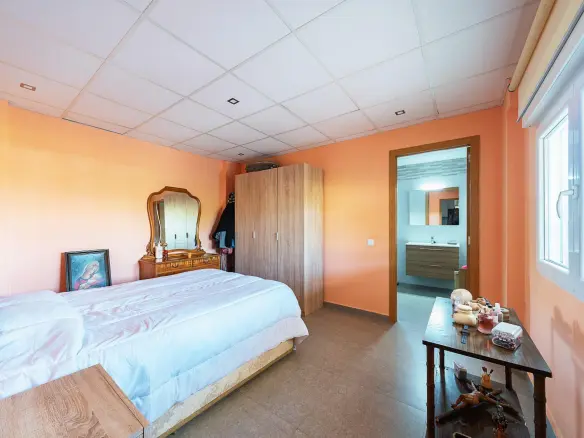 5-bedroom Villa In Elche, Spain (230 M²)