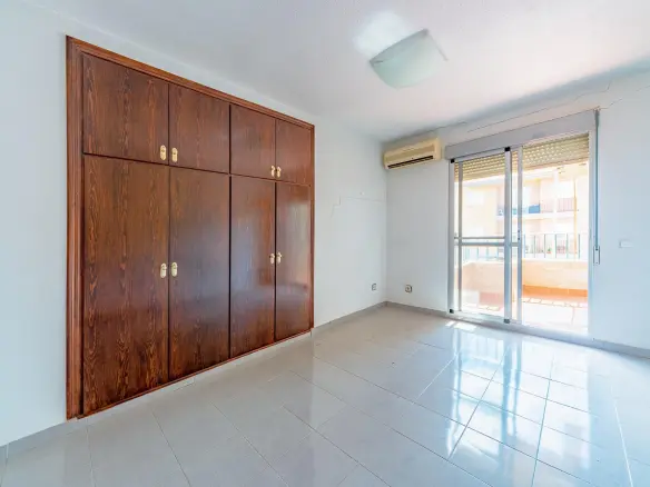21-bedroom Building In Mula, Spain (930 M²)