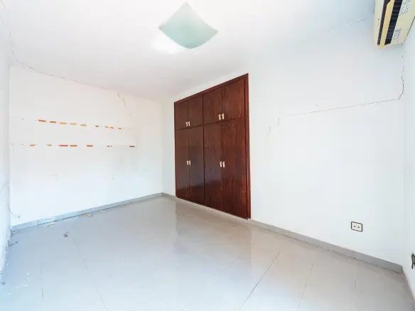 21-bedroom Building In Mula, Spain (930 M²)