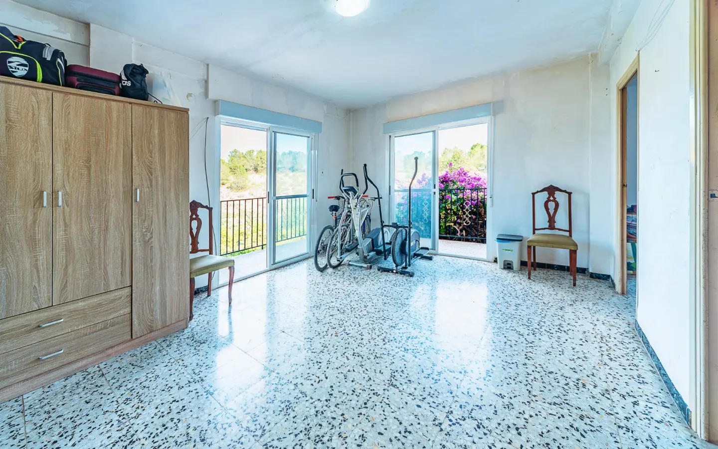 5-bedroom Villa In Elche, Spain (230 M²)