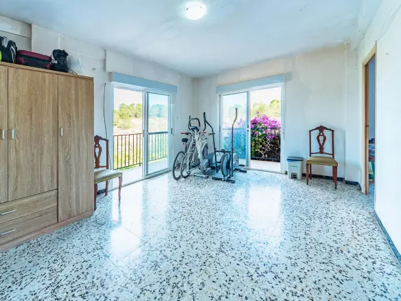 5-bedroom Villa In Elche, Spain (230 M²)