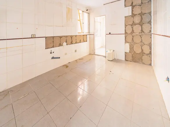 21-bedroom Building In Mula, Spain (930 M²)