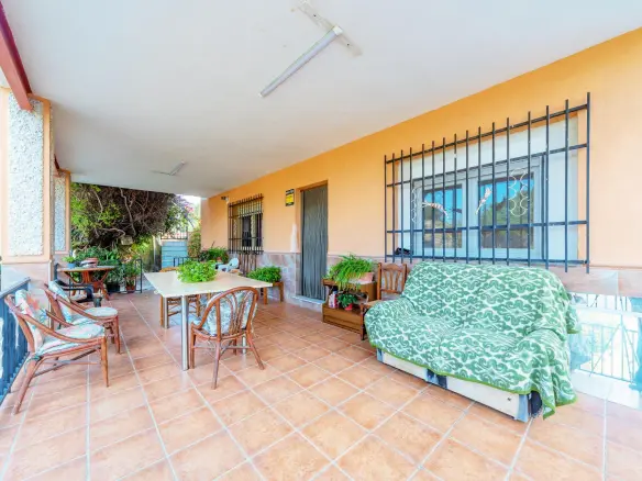 5-bedroom Villa In Elche, Spain (230 M²)