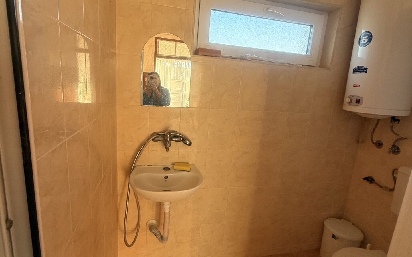 Къща с голям двор и два гаража