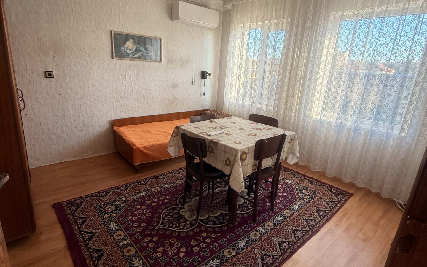 Къща с голям двор и два гаража