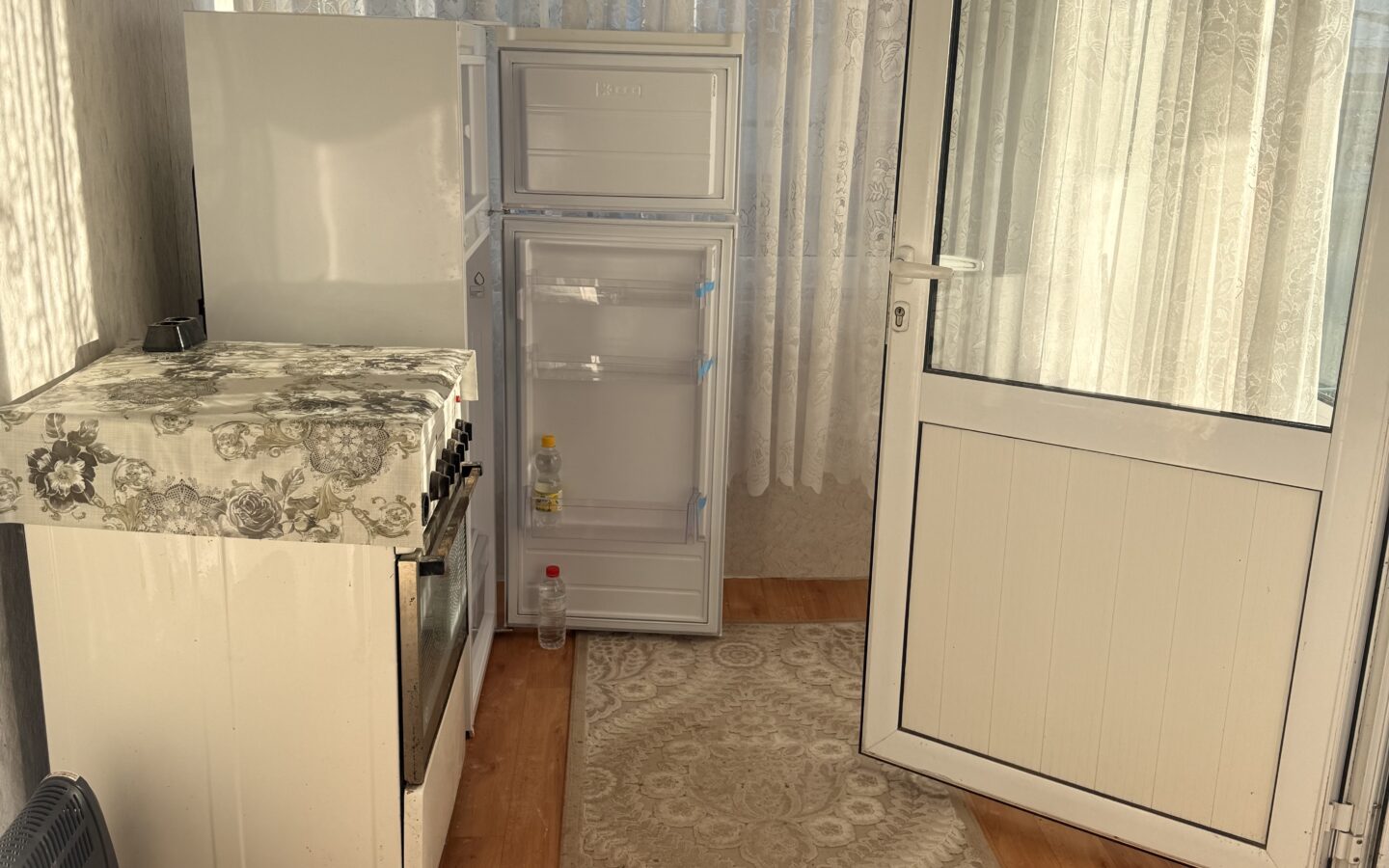 Къща с голям двор и два гаража