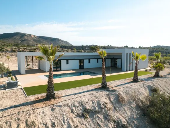 3-bedroom Villa In Pinoso, Spain (178 M²)