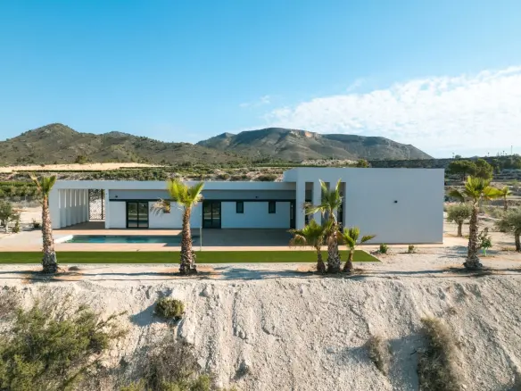 3-bedroom Villa In Pinoso, Spain (178 M²)