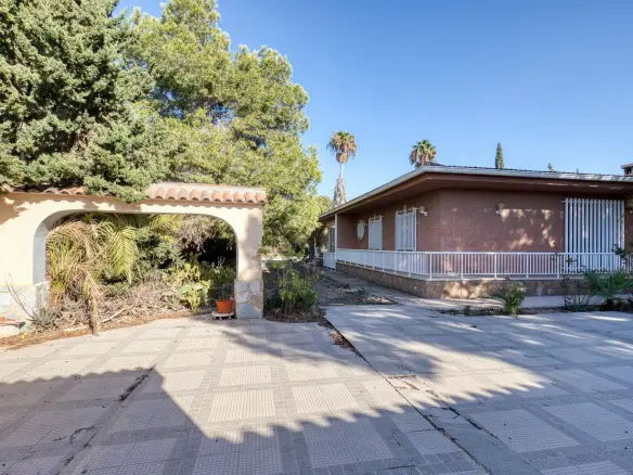 6-bedroom Villa In La Marina, Spain (400 M²)