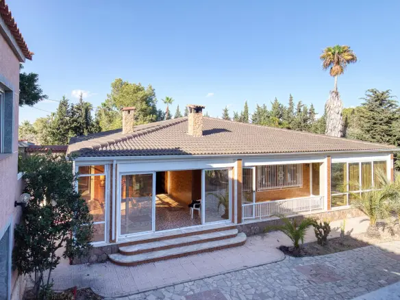 6-bedroom Villa In La Marina, Spain (400 M²)