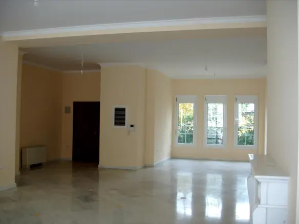 Building 803 M² In Athens