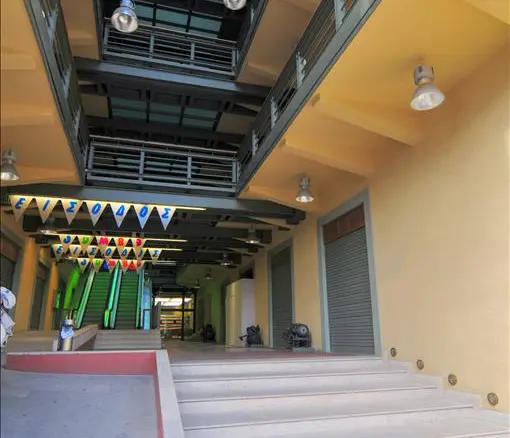Building 5756 M² In Athens
