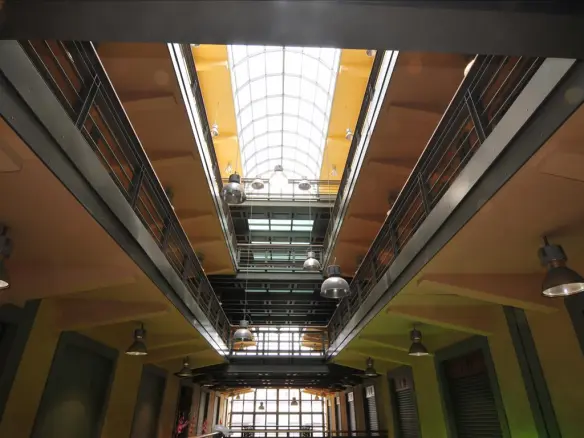 Building 5756 M² In Athens