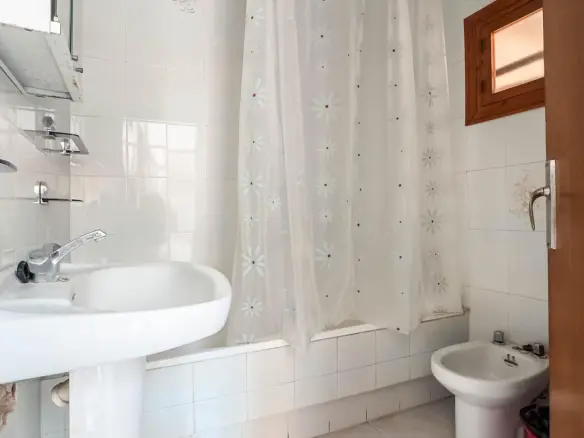 5-bedroom Village House In Mula, Spain (210 M²)