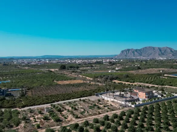 Terraced House In Albatera, Spain (89 M²)