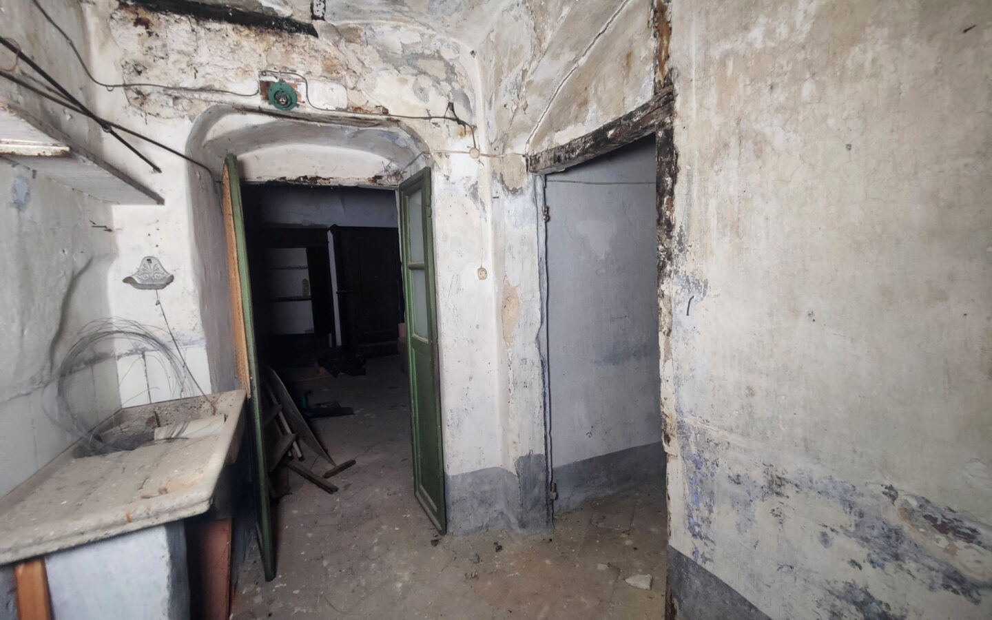 B64 In The Heart Of The Historic Center Of Ceriana, Apartment To Renovate