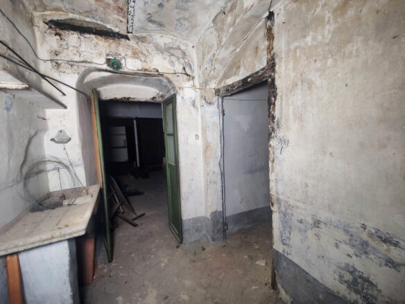 B64 In The Heart Of The Historic Center Of Ceriana, Apartment To Renovate