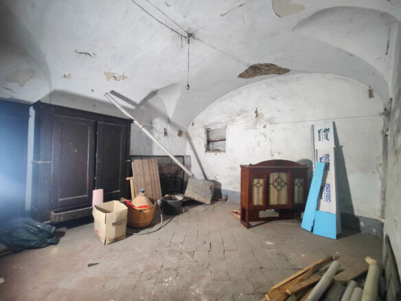 B64 In The Heart Of The Historic Center Of Ceriana, Apartment To Renovate