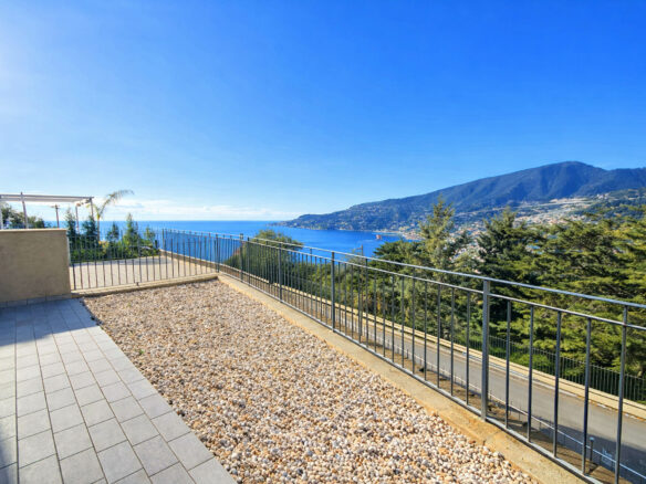 Q49 Quadrilocale Con Giardino , Vista Mare E Piscina Condominiale. Compreso Box Auto