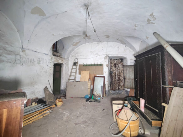 B64 In The Heart Of The Historic Center Of Ceriana, Apartment To Renovate