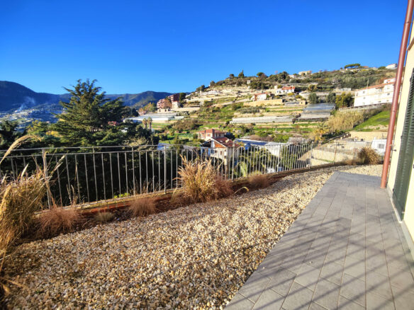 Q49 Quadrilocale Con Giardino , Vista Mare E Piscina Condominiale. Compreso Box Auto