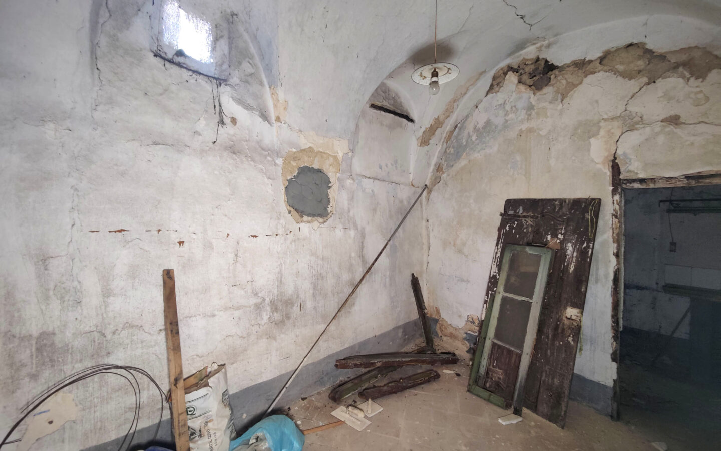 B64 In The Heart Of The Historic Center Of Ceriana, Apartment To Renovate