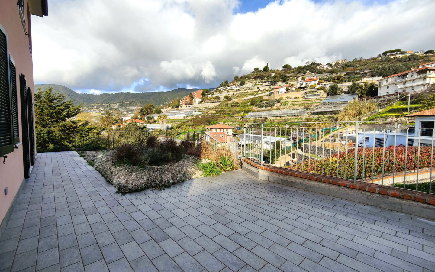 Q49 Quadrilocale Con Giardino , Vista Mare E Piscina Condominiale. Compreso Box Auto