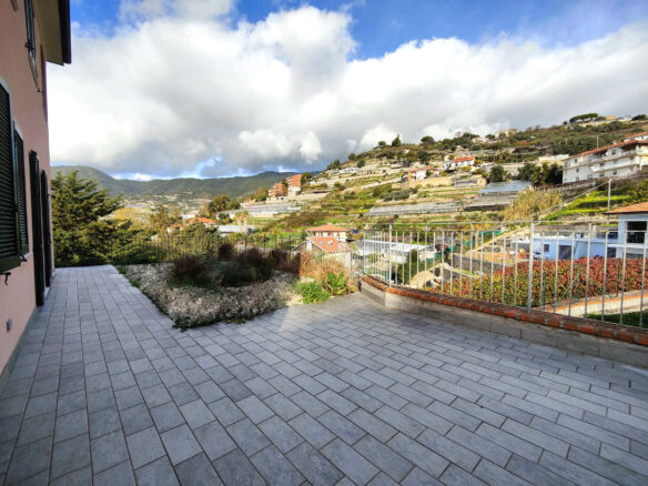 Q49 Quadrilocale Con Giardino , Vista Mare E Piscina Condominiale. Compreso Box Auto