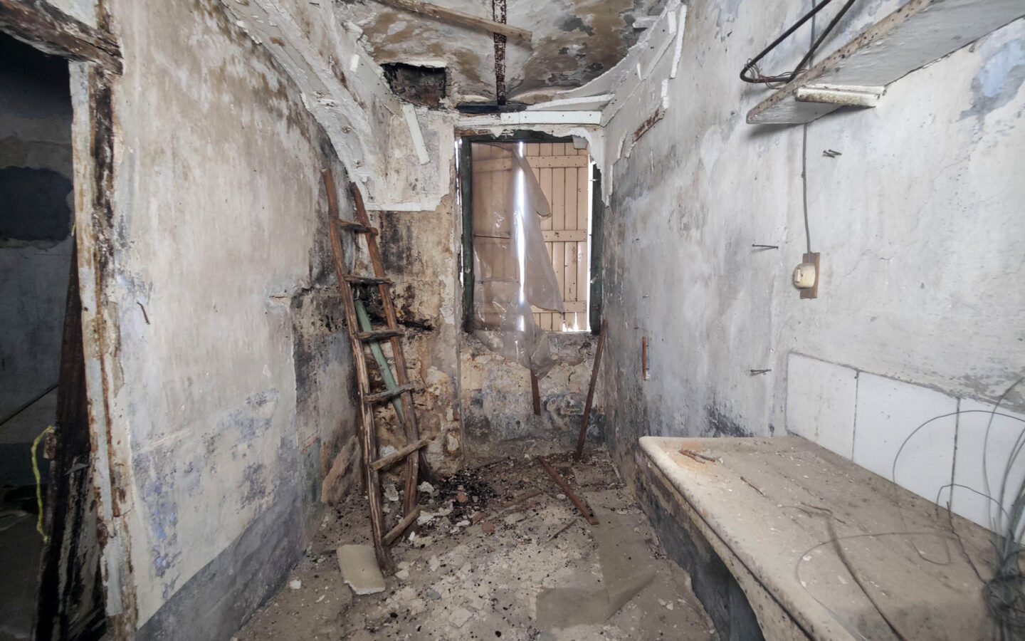B64 In The Heart Of The Historic Center Of Ceriana, Apartment To Renovate