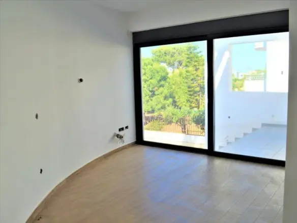 Complex In Kalivia Thorikou, Greece (707 M²)