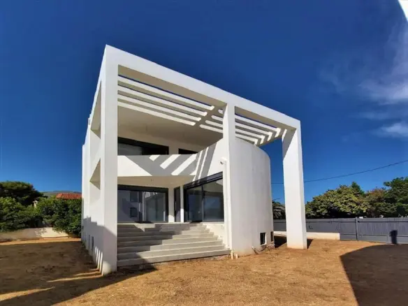 Complex In Kalivia Thorikou, Greece (707 M²)