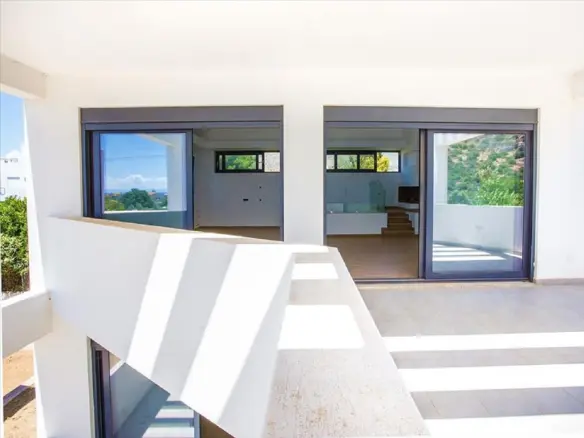 Complex In Kalivia Thorikou, Greece (707 M²)