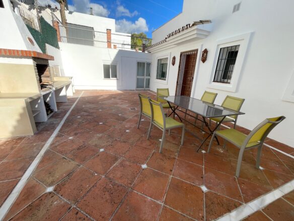 Estepona, Costa Del Sol, Sale Villa With Pool, Sea Views, Very Close To Hotel Kempinski And Playa Del El Padrón