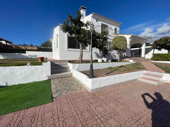Estepona, Costa Del Sol, Sale Villa With Pool, Sea Views, Very Close To Hotel Kempinski And Playa Del El Padrón