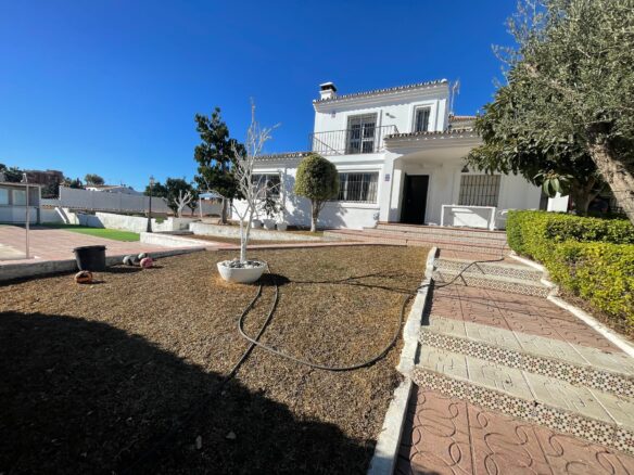 Estepona, Costa Del Sol, Sale Villa With Pool, Sea Views, Very Close To Hotel Kempinski And Playa Del El Padrón