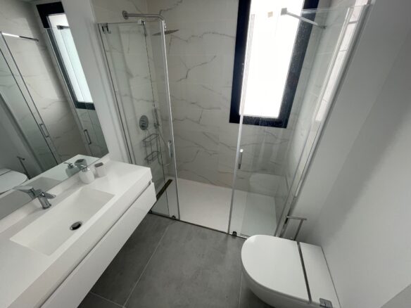 Estepona, Bajo De Lujo En Urb. Mirador De Estepona Hills. Estrenar Bajo Con Jardin Privado, 2 Garajes, 1 Gran Trastero