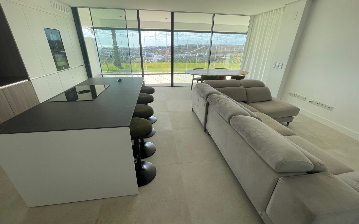 Estepona, Bajo De Lujo En Urb. Mirador De Estepona Hills. Estrenar Bajo Con Jardin Privado, 2 Garajes, 1 Gran Trastero