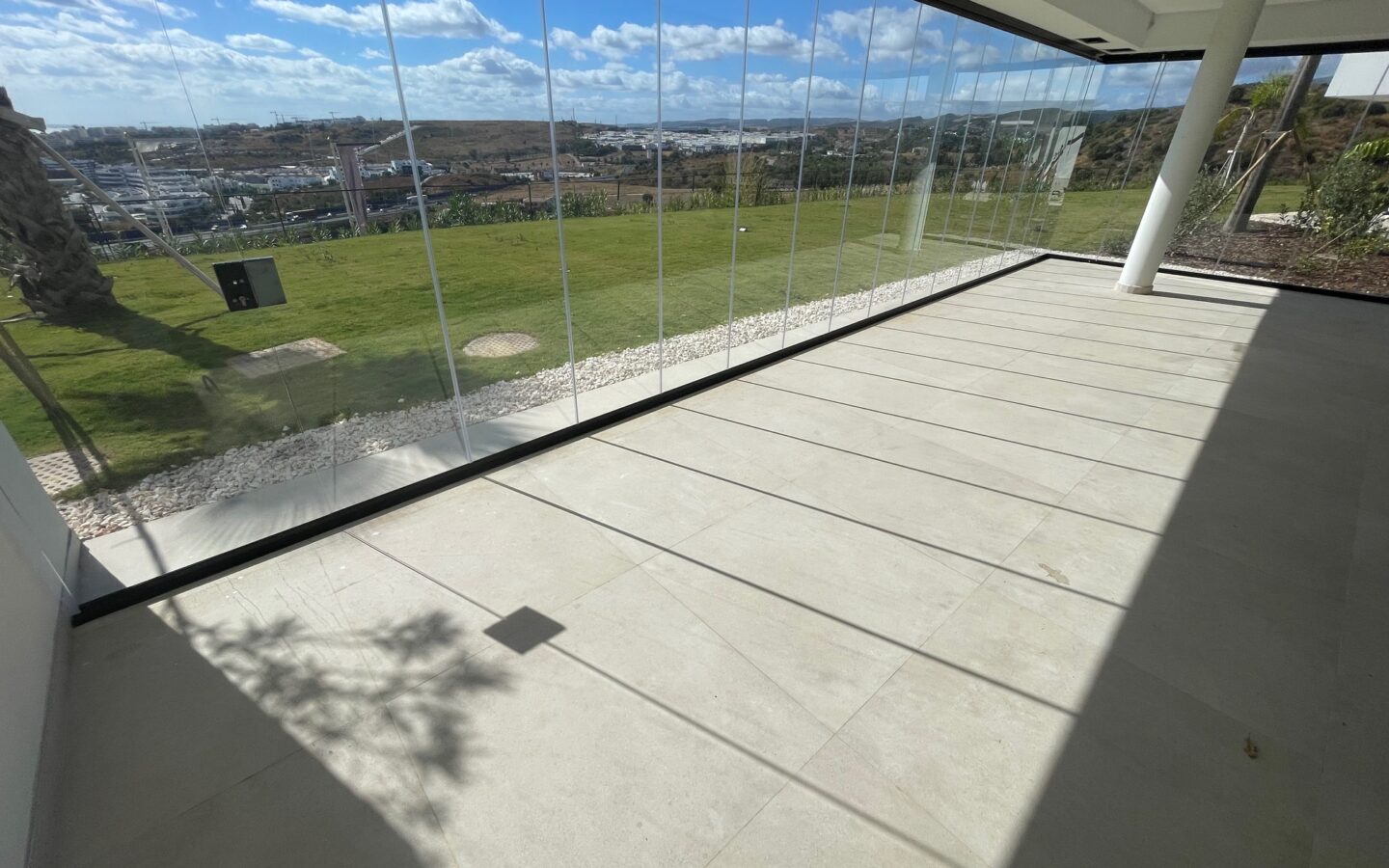 Estepona, Bajo De Lujo En Urb. Mirador De Estepona Hills. Estrenar Bajo Con Jardin Privado, 2 Garajes, 1 Gran Trastero