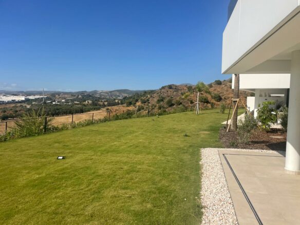 Estepona, Bajo De Lujo En Urb. Mirador De Estepona Hills. Estrenar Bajo Con Jardin Privado, 2 Garajes, 1 Gran Trastero