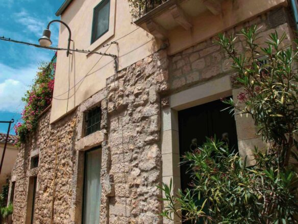Ragusa, Modica: Immersed In The Disconcerting Glow Of The Modican Baroque, A Few Steps From The Main Street And Hidden A