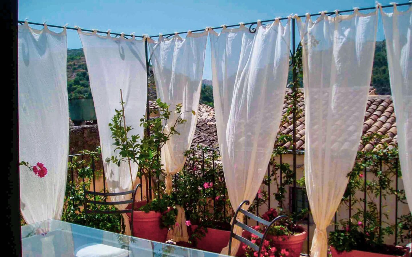 Ragusa, Modica: Immersed In The Disconcerting Glow Of The Modican Baroque, A Few Steps From The Main Street And Hidden A