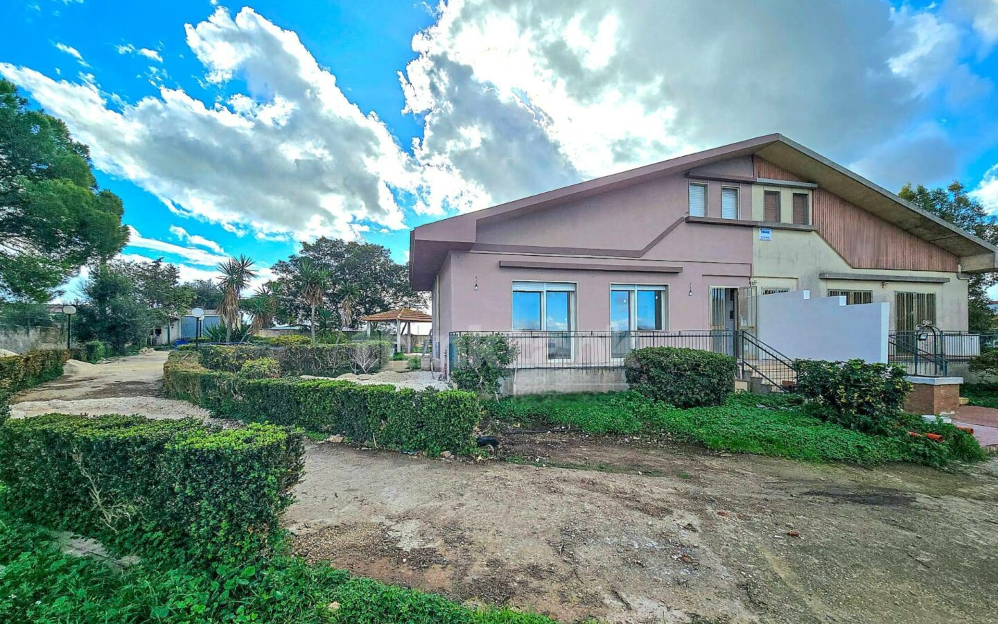 We Offer A Villa Located In A Strategic Position Between Marina Di Ragusa And Ragusa, Perfect For Those Who Wan
